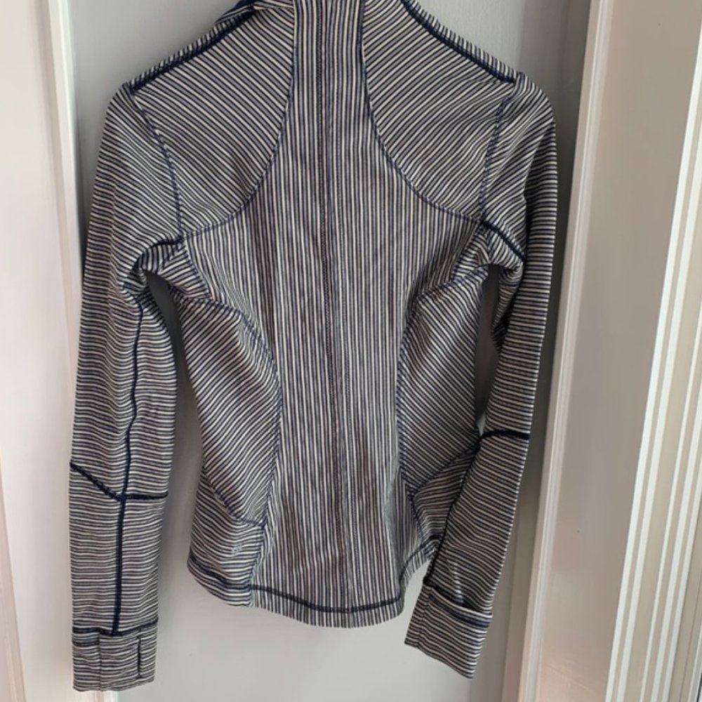 Lululemon Forme Jacket II *Textured - Picture 4 of 6